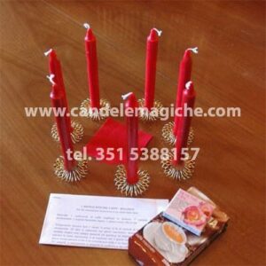 rituale nigeriano con candele rosse e caffè