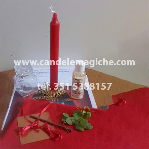 una candela rossa e altri accessori per il rituale d'amore di cleopatra
