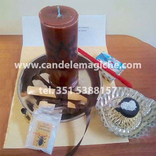 candela marrone e occorrente per il legamento d'amore garrapata