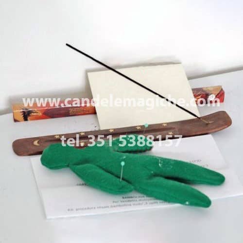 bambola voodoo verde per rituale di entrate denaro