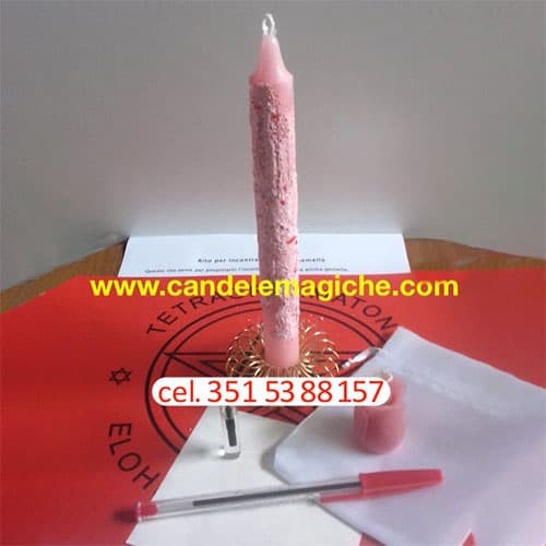 candela per effettuare un rito per incontrare l'anima gemella