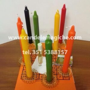 candele colorate gialle, arancioni, verdi, rosse e nere per rituale exu rei