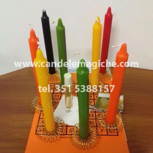 candele colorate gialle, arancioni, verdi, rosse e nere per rituale exu rei