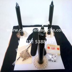 bambola vudù nera per rituale di maledizione