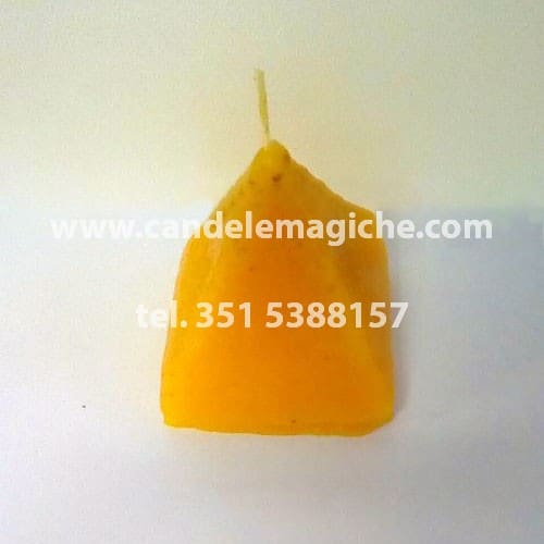 candela artigianale a forma di piramide di colore giallo