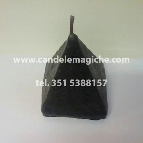candela artigianale a forma di piramide di colore nero
