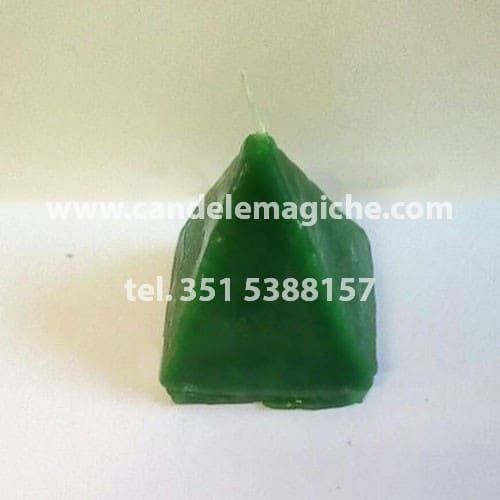 candela artigianale a forma di piramide di colore verde