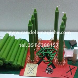 seti di candele verdi e altri accessori per il rituale di legamento d'amore della corona luciferiana