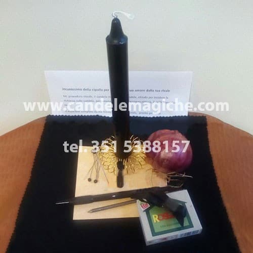 candela nera, cipolla e fiammiferi per svolgere l'incantesimo della cipolla