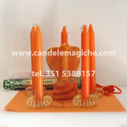 candele cilindriche arancioni e candela figurata del cobra arancione