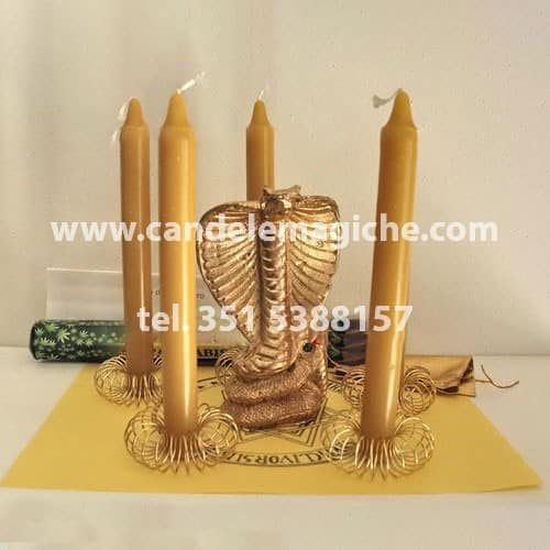 candele cilindriche e candela figurata del cobra color oro