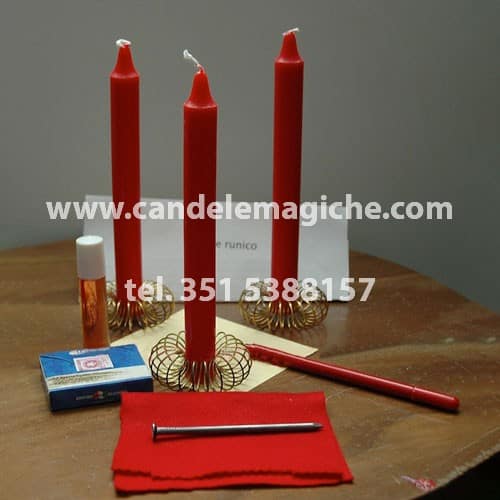 tre candele rosse per il rito con le rune Nauthiz e Ior