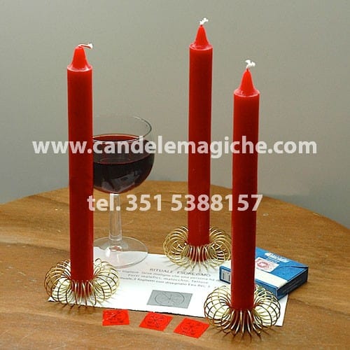 tre candele rosse e bicchiere di vino per rito esorcismo