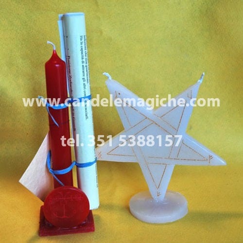 una candela rossa e una candela a forma di stella per il rito luciferiano di beleth