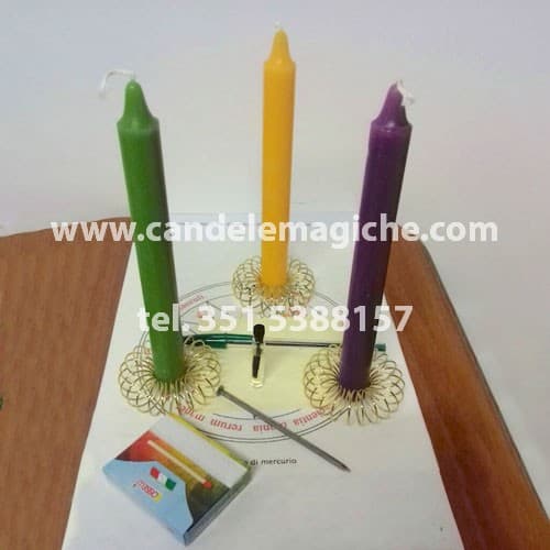 tre candele colorate verde gialla e viola per rito per vincere al gioco