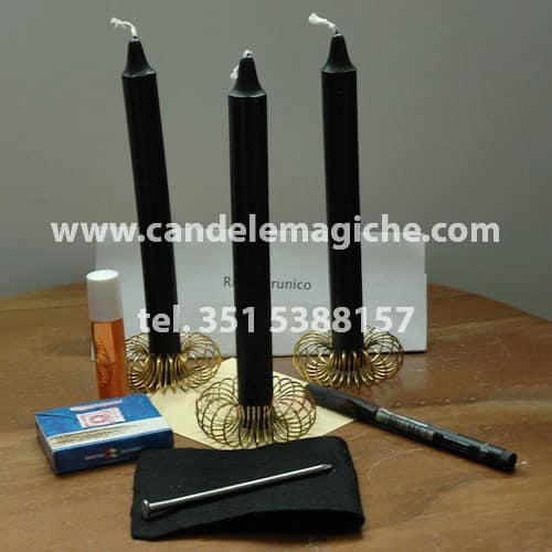 tre candele nere per rituale runico con le rune Ehwaz e Laguz