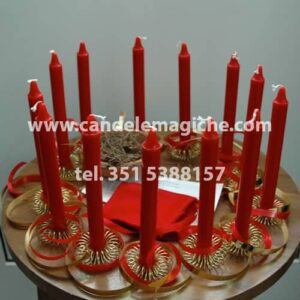 candele rosse per il rito del solstizio d'inverno