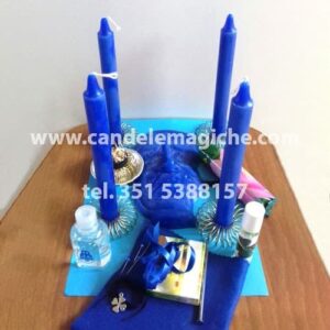 candela figurata del pensiero azzurra e candele cilindriche azzurre per rituale per gratifiche e avanzamenti di carriera