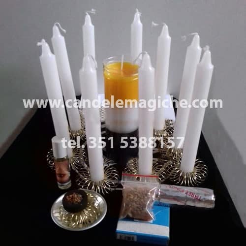 set di candele bianche e certo per rituale dei medium