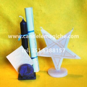 una candela azzurra e una candela a forma di stella per il rituale luciferiano bifrons