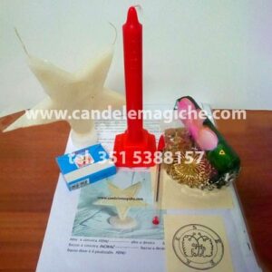 candela rossa e candela a forma di stella, incenso e altri accessori per il rituale luciferiano seere
