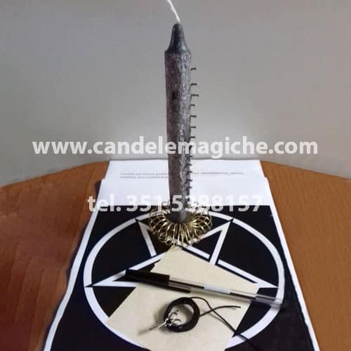 candela con chiodi e polvere