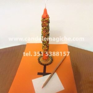 candela con incenso di colore arancione
