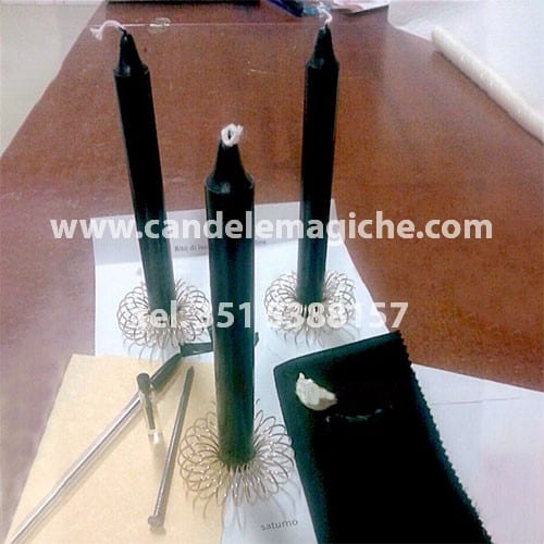 set di tre candele nere per svolgere il rito di isolamento