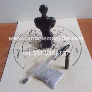 candela a forma di uomo in ginocchio per rituale di punizione