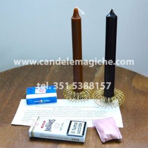 una candela marrone ed una nera per svolgere il rito del tabacco