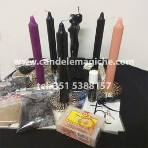 kit di candele colorate e accessori per svolgere il rituale di argagù