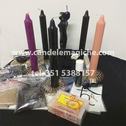 kit di candele colorate e accessori per svolgere il rituale di argagù