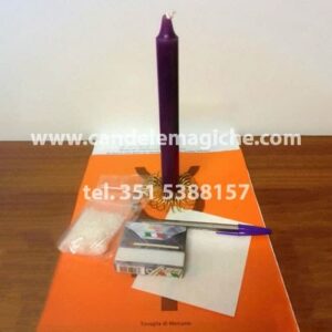 una candela viola e altro materiale occorrente per svolgere il rituale per eliminare i problemi sul lavoro