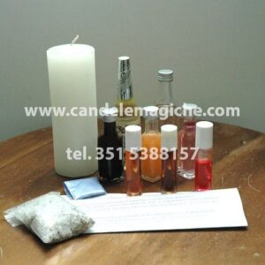 una candela bianca e kit di oli magici per il rituale di loreto