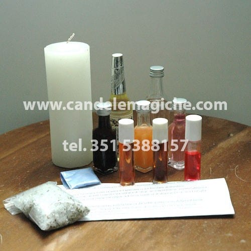 una candela bianca e kit di oli magici per il rituale di loreto