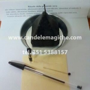 candela a forma di piramide nera per rituale