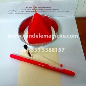 candela a forma di piramide rossa per rituale