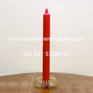 candela cilindrica di colore rosso