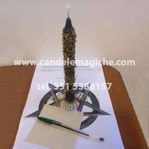 candela esoterica con erbe e polveri magiche