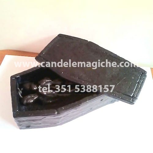 candela a forma di bara di colore nero contenente due statuine