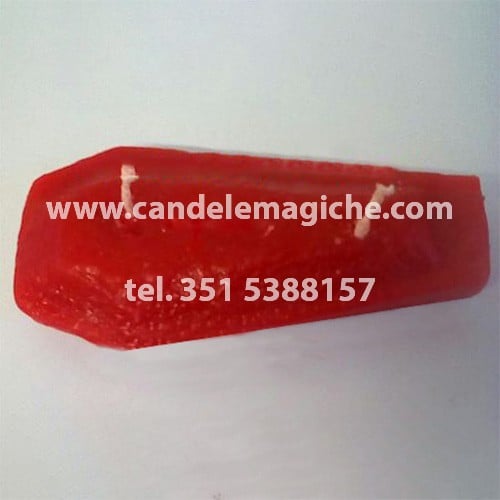 candela a forma di bara di colore rosso