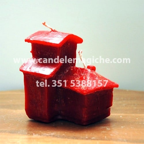 candela a forma di casa di colore rosso