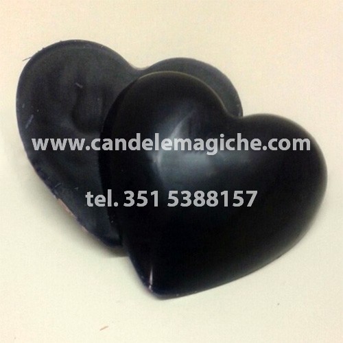 candela a forma di cuore in cera nera