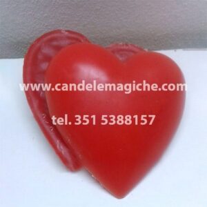 candela a forma di cuore rosso