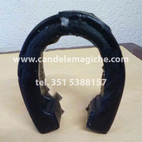 candela a forma di ferro di cavallo di colore nero