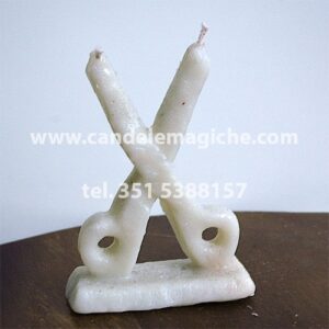 candela a forma di forbici di colore bianco