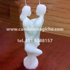 candela in cera bianca a forma di statuetta con due persone abbracciate