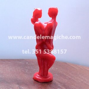 candela statuetta raffigurante due amanti abbracciati di colore rosso