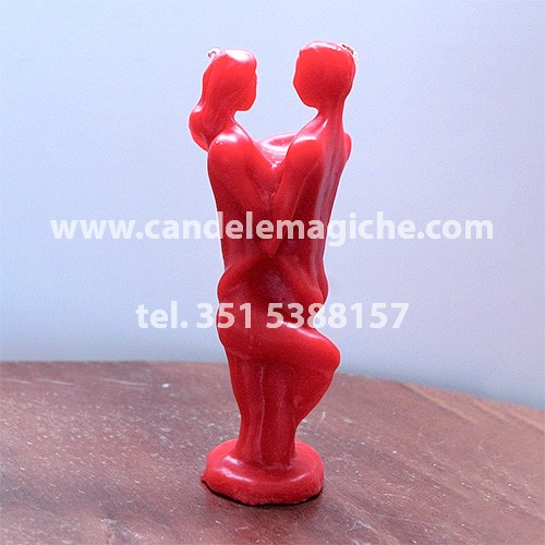 candela statuetta raffigurante due amanti abbracciati di colore rosso