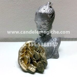 candela a forma di statuetta della dea bendata